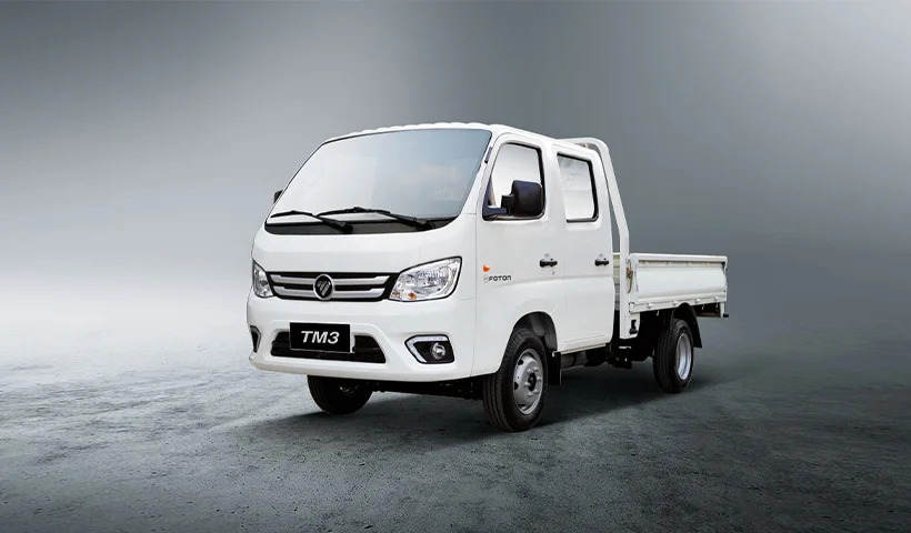 Camión FOTON blanco de doble cabina con plataforma de carga.